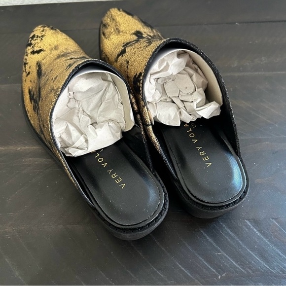 Very Volatile Woman’s Size 8 Black Gold Leather Mule Booties Brand New In Box - Picture 5 of 5